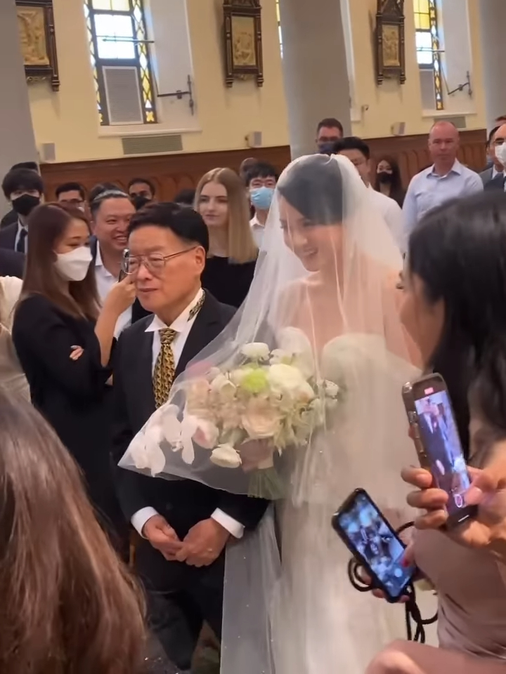婚禮上，鄺美璇由父親牽手步入教堂。