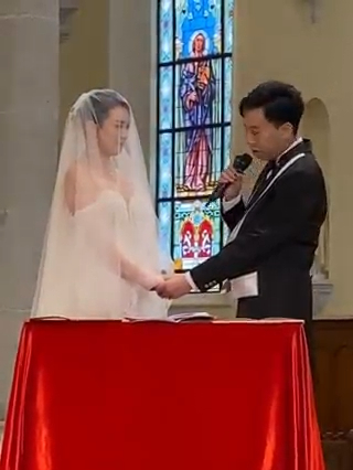 鄺美璇與丈夫在婚禮上宣讀誓詞。