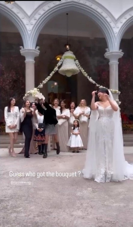 但花球快將落到她手上時，被一位小妹妹搶先接獲。