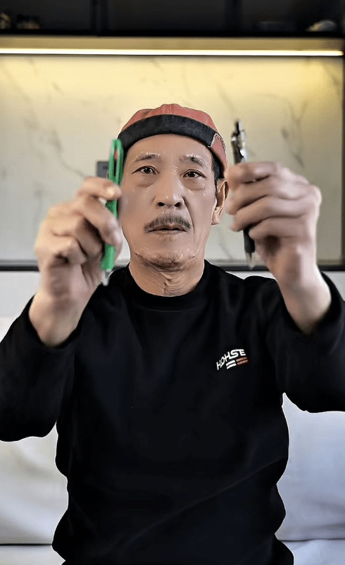 72歲的鍾發眼神依舊凌厲,氣場不減當年。