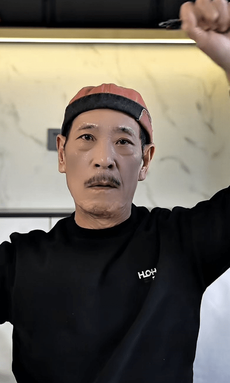 鍾發隨意擺出的架勢,仍展現出紮實的武術功底。