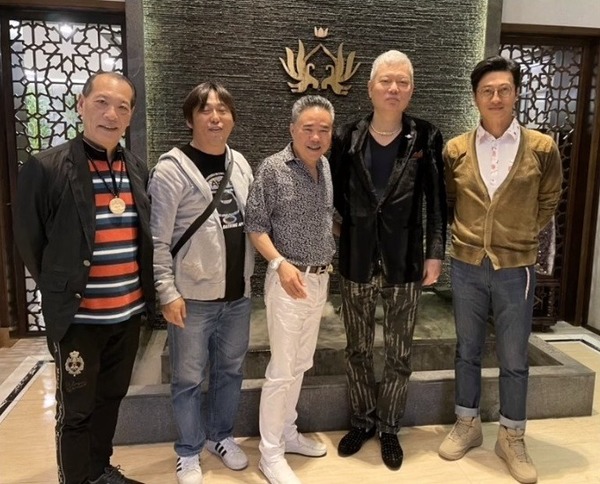 鍾發與友人歡聚。