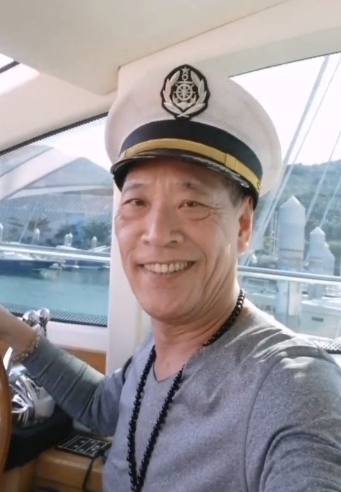 鍾發享受駕駛遊艇出海的樂趣。