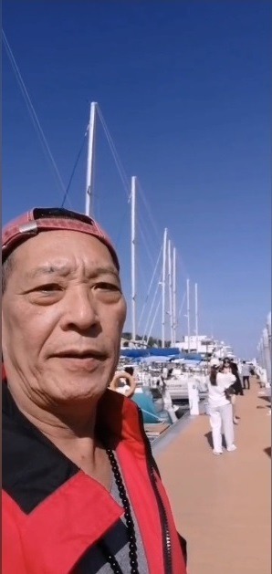 鍾發的生活愜意自在。