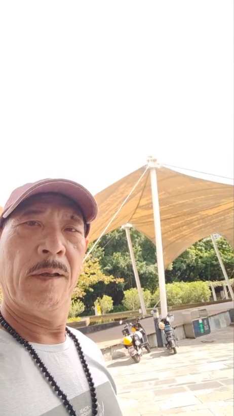 鍾發目前過著半退休的生活。