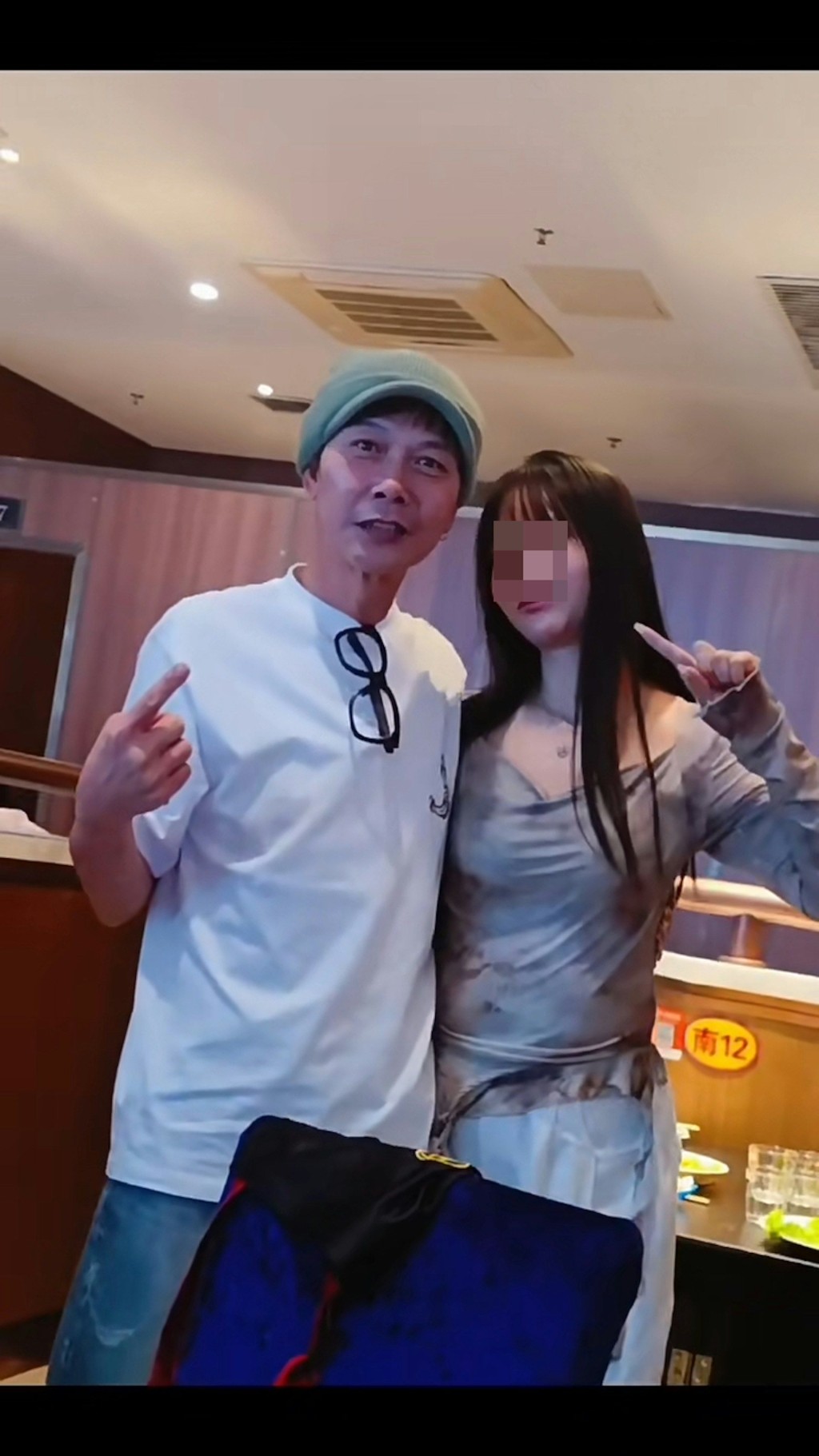 早前網上流傳多段錢小豪與美女粉絲合照兼唱K的影片。一位外貌身材均不俗的長髮美女與偶像合照,胸貼胸之餘,錢小豪也出手攬實女方背部近胸邊位置。