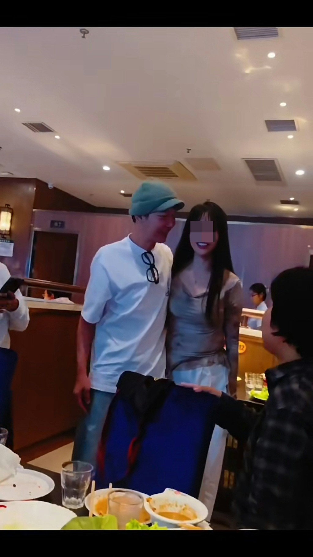 錢小豪不時Chok樣望住美女粉絲。 