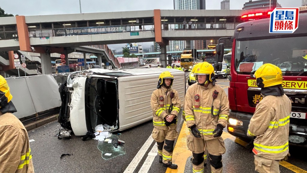 紅隧九龍出口客貨車撞欄翻側 男司機輕傷送院