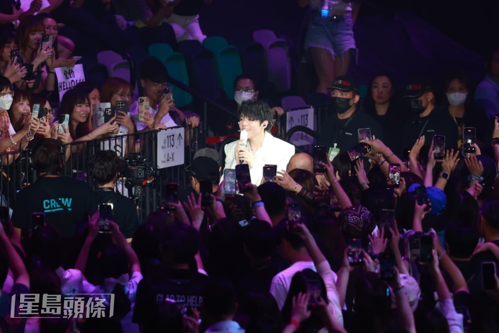 演唱《給千億顆星選中的二人》時，Ian落台與粉絲近距離互動。