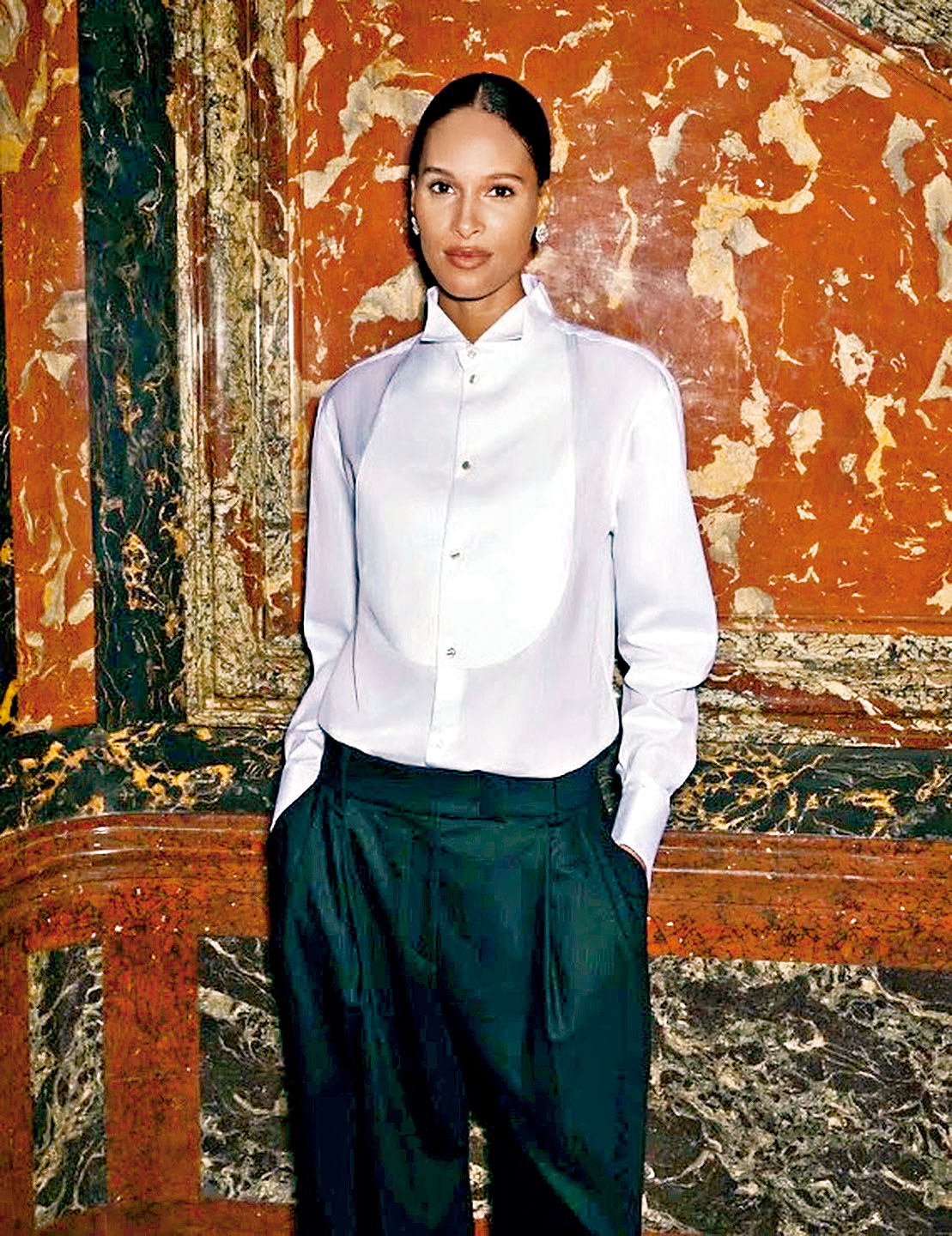 Cindy Bruna不愧是名模,簡簡單單白恤衫襯黑西褲,已經有型有款。