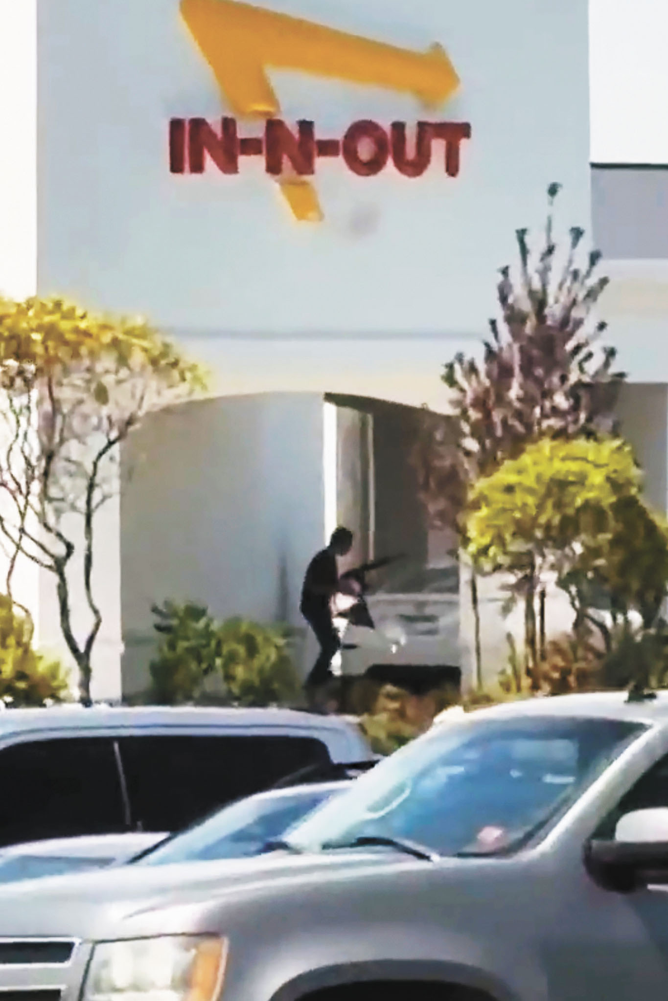 目擊者拍攝的影片截圖顯示，愛達荷州雙瀑市一間In-N-Out漢堡店1日發生槍擊後的現場。Kevin Bell Jr.提供 / 美聯社