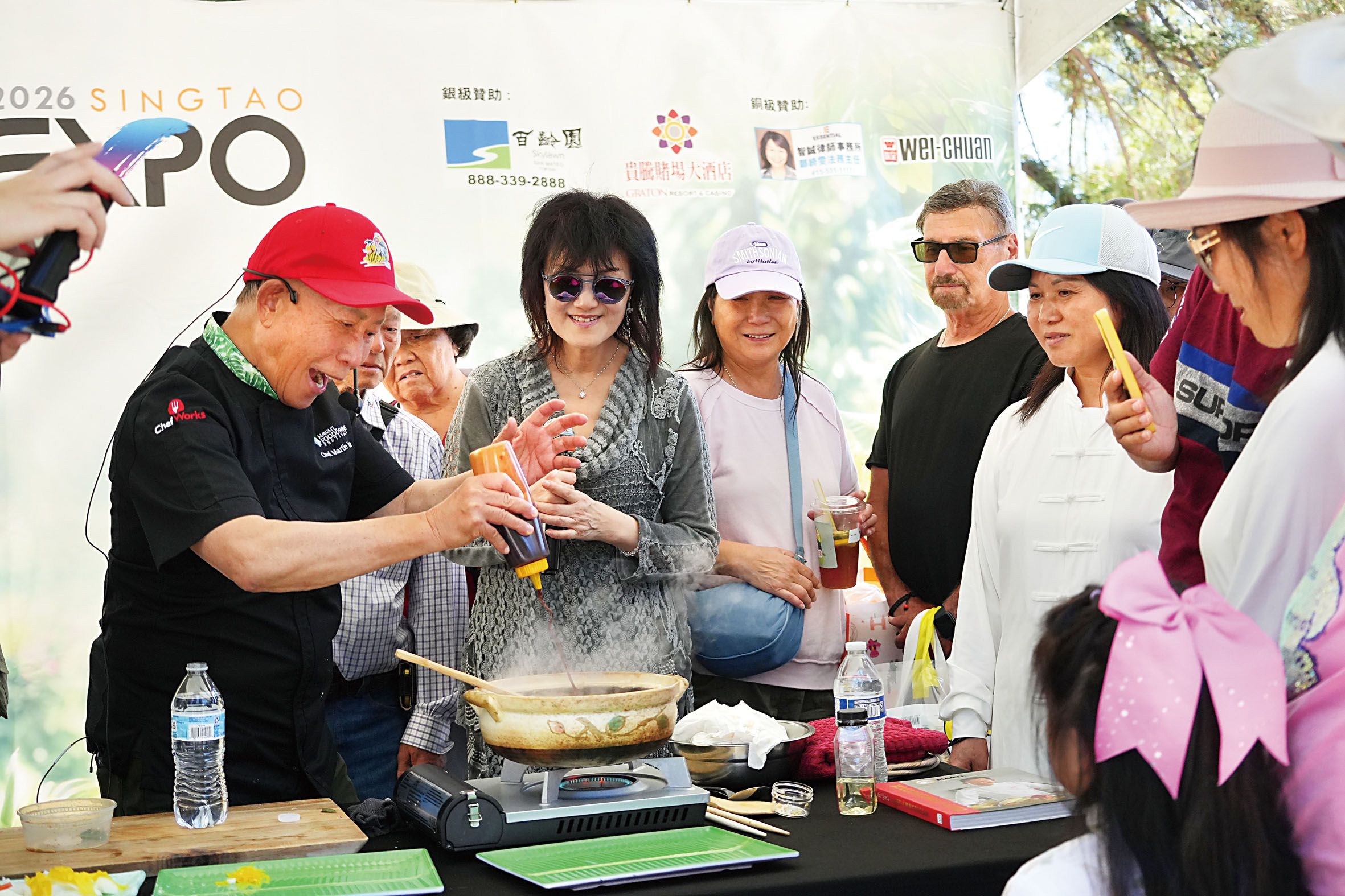 甄文達(左一)特色美食示範表演。記者黃偉江攝