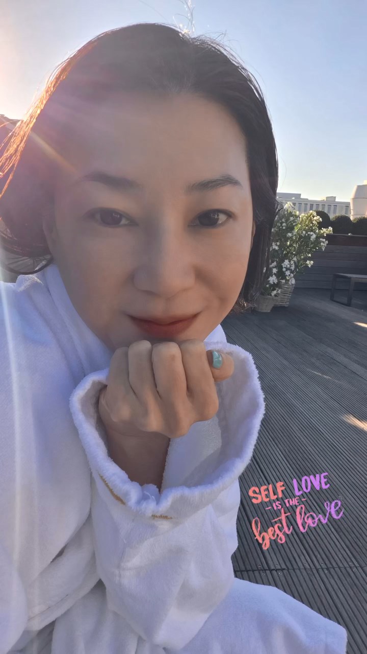 陳伶俐今日在IG發文似是去游泳,其留言引人聯想。