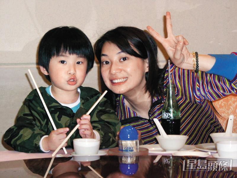 陳伶俐入行兩年便結婚,並於1999年誕下大仔「林肯」。