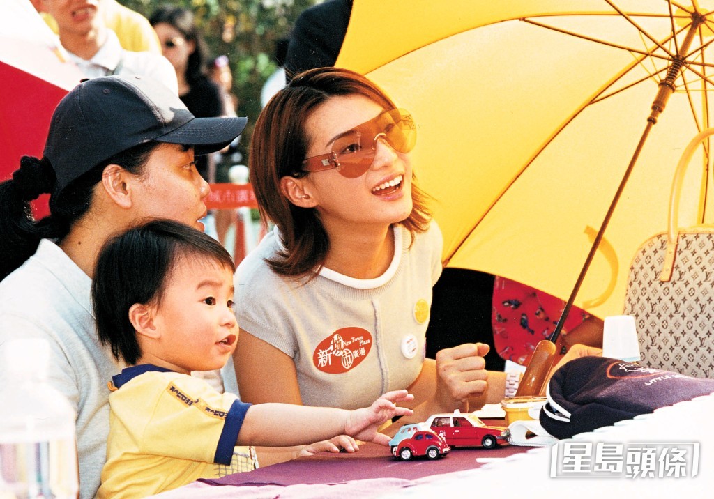 陳伶俐與林敏驄的離婚原因有不同的說法。