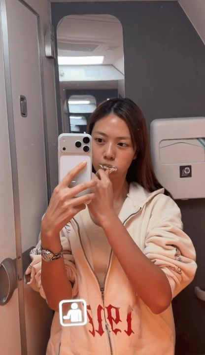 游嘉欣於飛機上刷牙。