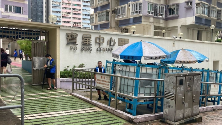 葵涌打磚坪街水管爆裂 寶星中心供水受影響 水務署搶修後晚上8時恢復