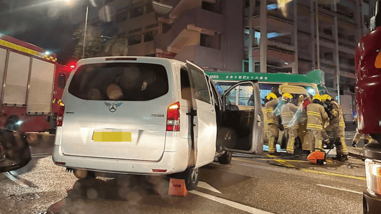 葵涌貨車與小巴相撞 至少6人受傷送院