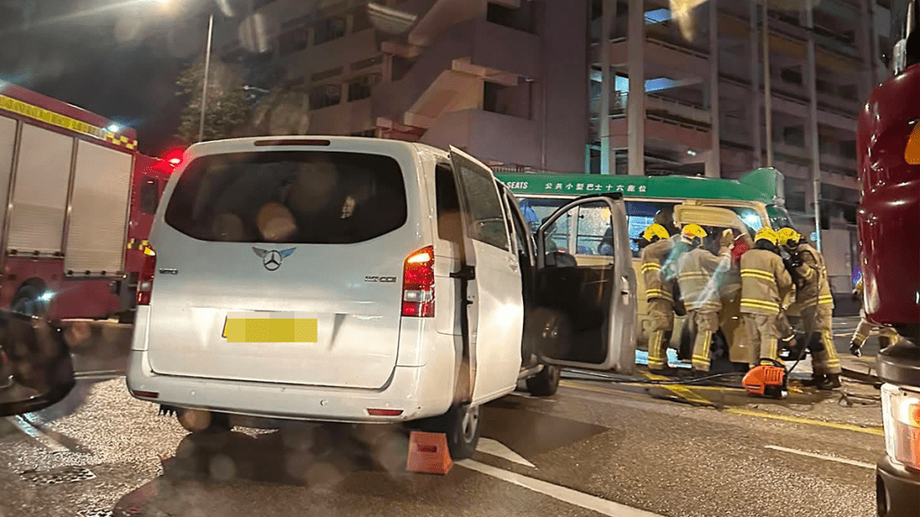 葵涌貨車與小巴相撞 至少6人受傷送院