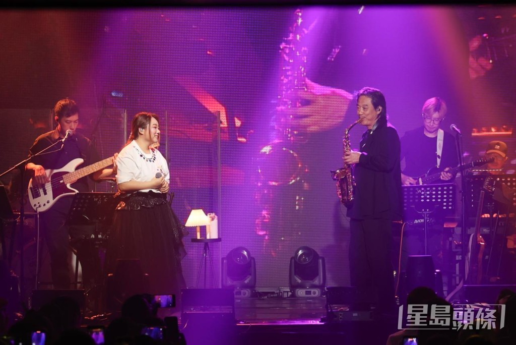 Encore環節,黃博演唱歌曲《零時十分》。