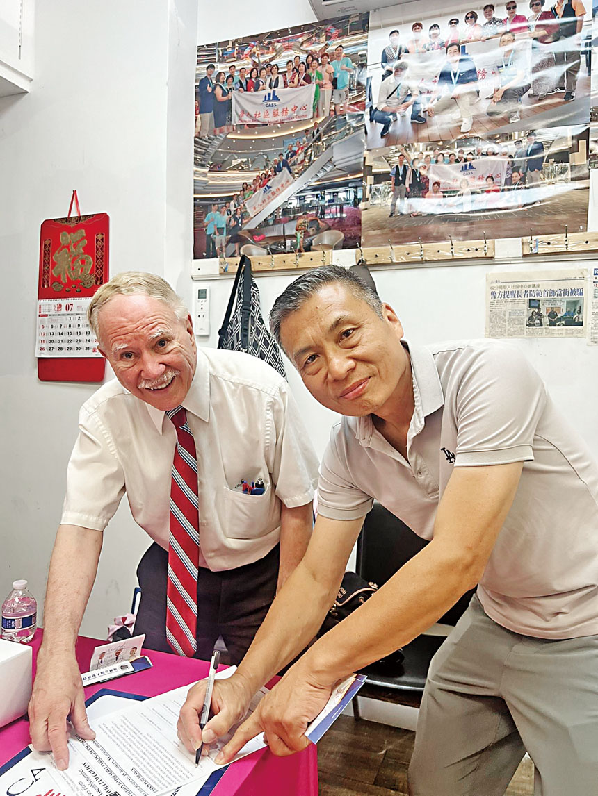 寇頓(左)與海灣公園大道商會會長李志波(右)簽署請願書。 寇頓辦公室提供