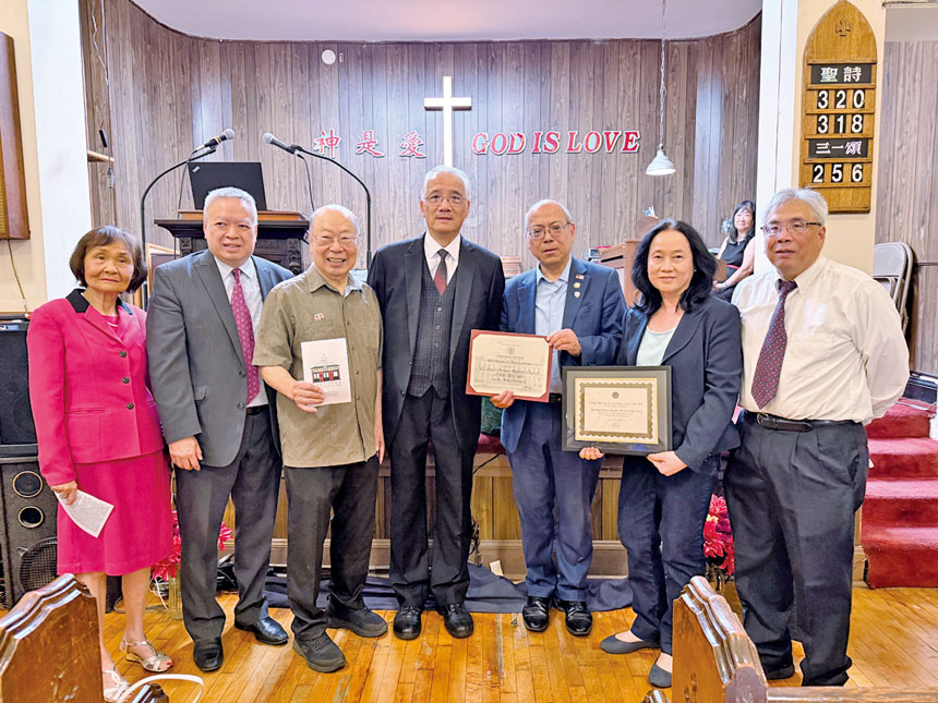 市議員黃友興及同源會陳慧華向第一華人浸信會頒表揚狀,並與多位社區人士合照。
