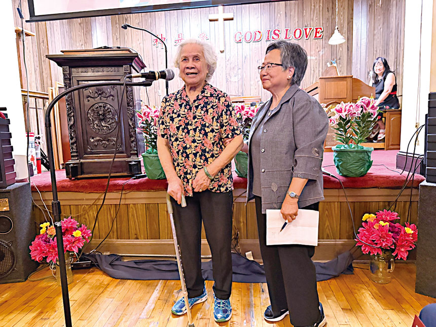 103歲教友鍾信心在媳婦陪伴下講述在教會漫長時光。
