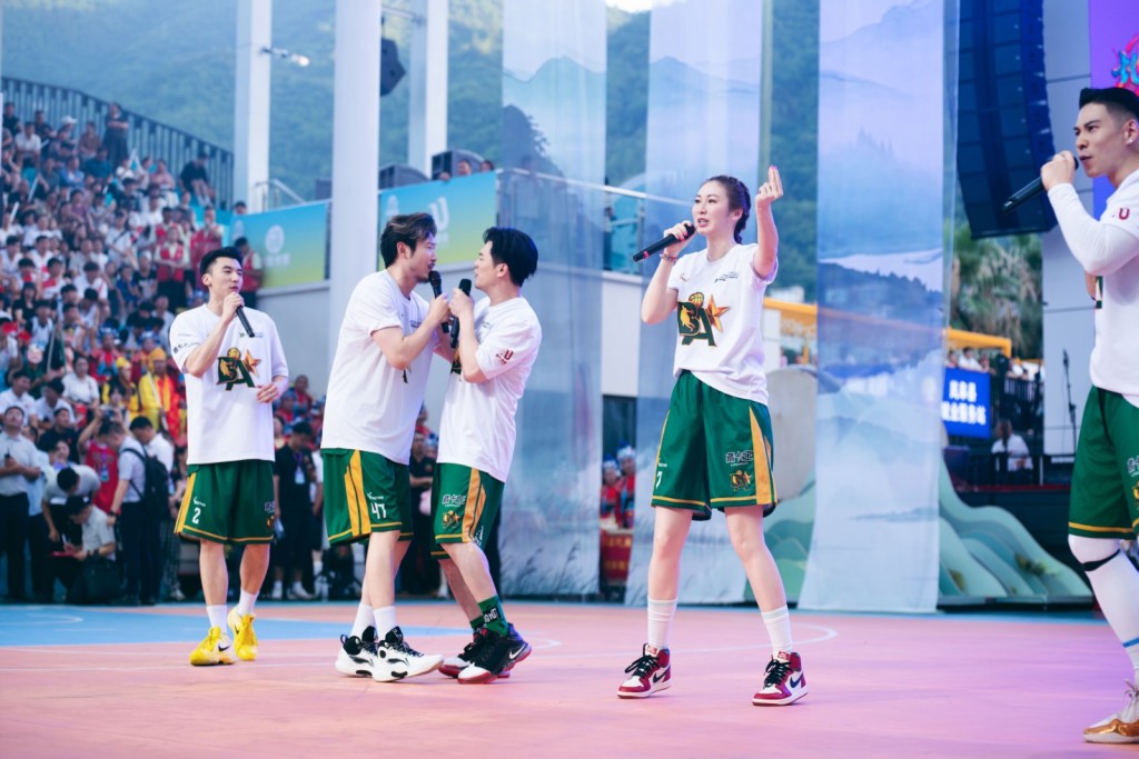 隊員們齊心演唱隊歌《Together We Play》,展現團隊精神。