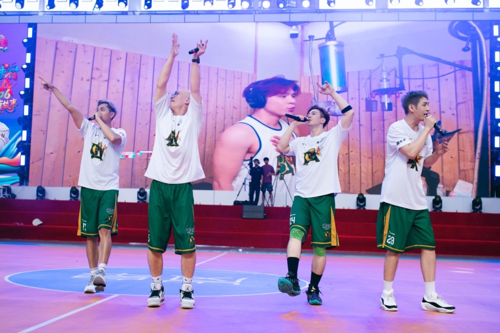 星BA隊員在球場上合唱《Together We Play》,帶動現場氣氛。