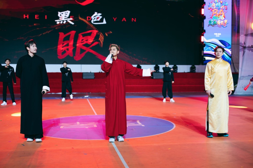 鄭俊弘聯同陳柏曦及陶大衛,以長衫造型登台表演。
