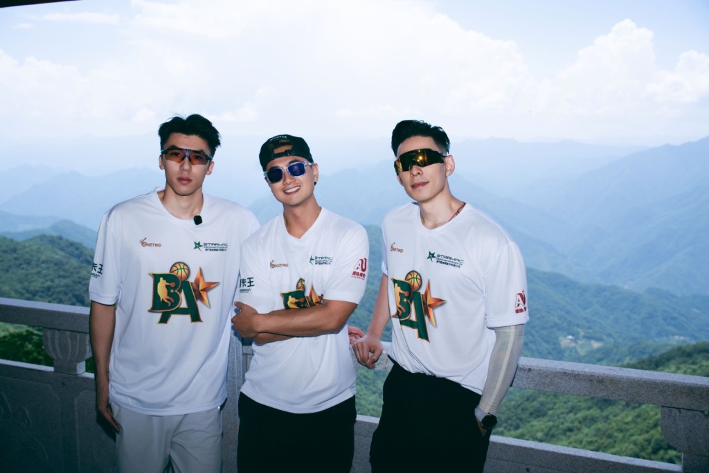 隊員們遊覽南宮山4A景區,感受當地自然風光。