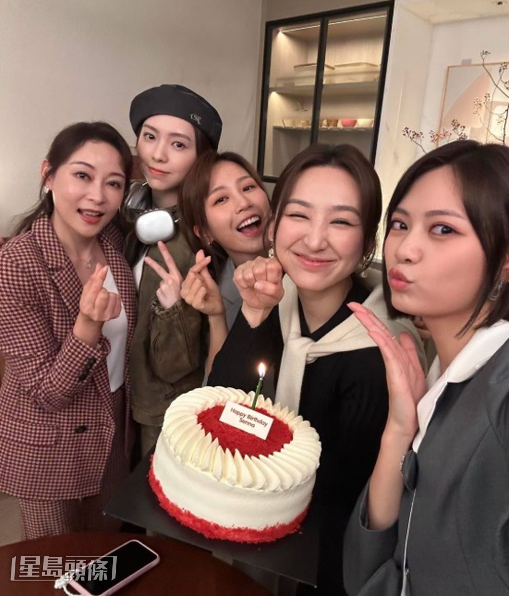 Roxanne(中)在《夫妻的博弈》裡扮演公司小職員,與高海寧、游嘉欣等一同成長變強。