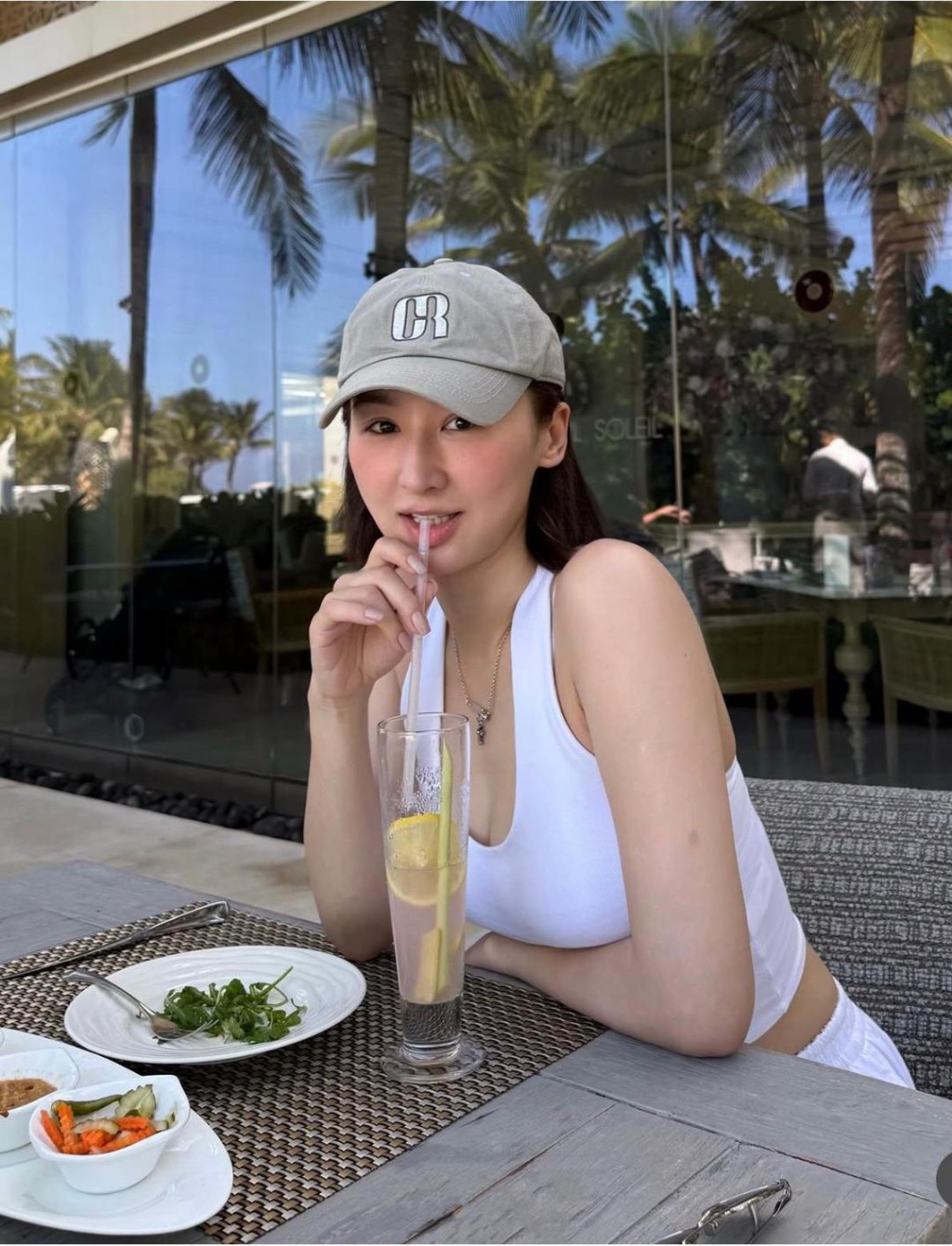高海寧早前轉換新造型,前往印尼工作及度假。