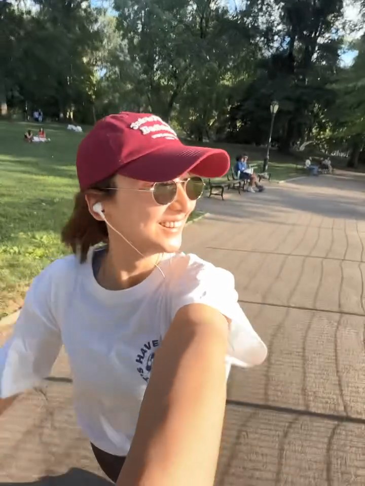 高海寧放假時仍不忘鍛鍊,到公園跑步。