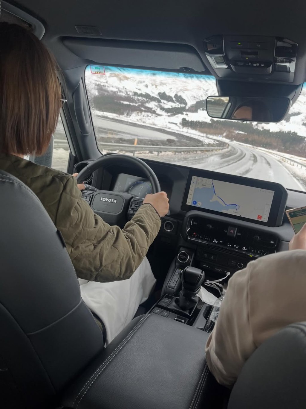 高海寧並非獨自旅行,駕車時可見友人在旁。