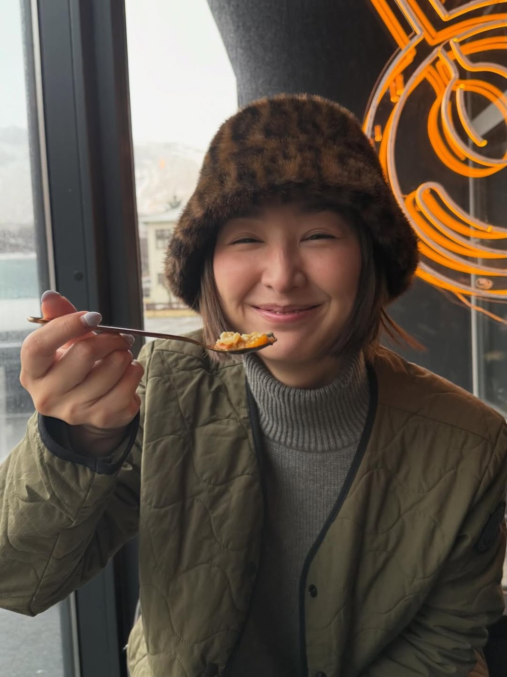 高海寧享用美食。