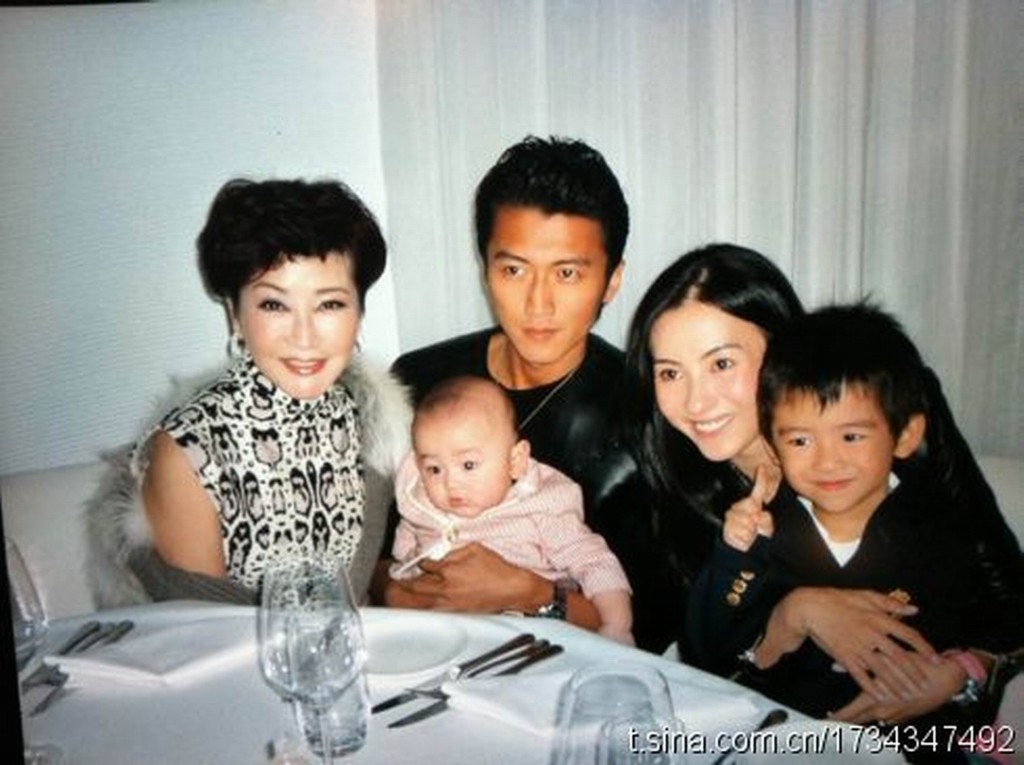 謝霆鋒當年與張柏芝結婚,二人育有兩名兒子。
