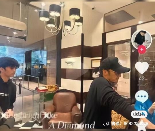 謝霆鋒曾被見到與大仔一同去旅行。