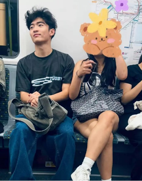 Lucas曾被網民在澳洲地鐵內遇見,身旁有一名衣着清涼的少女。