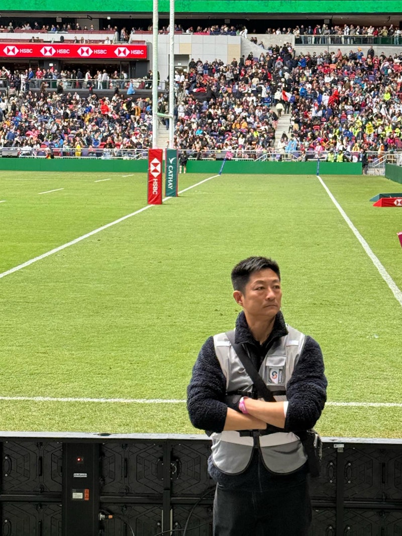 楊證樺在演唱會場邊處理事務。