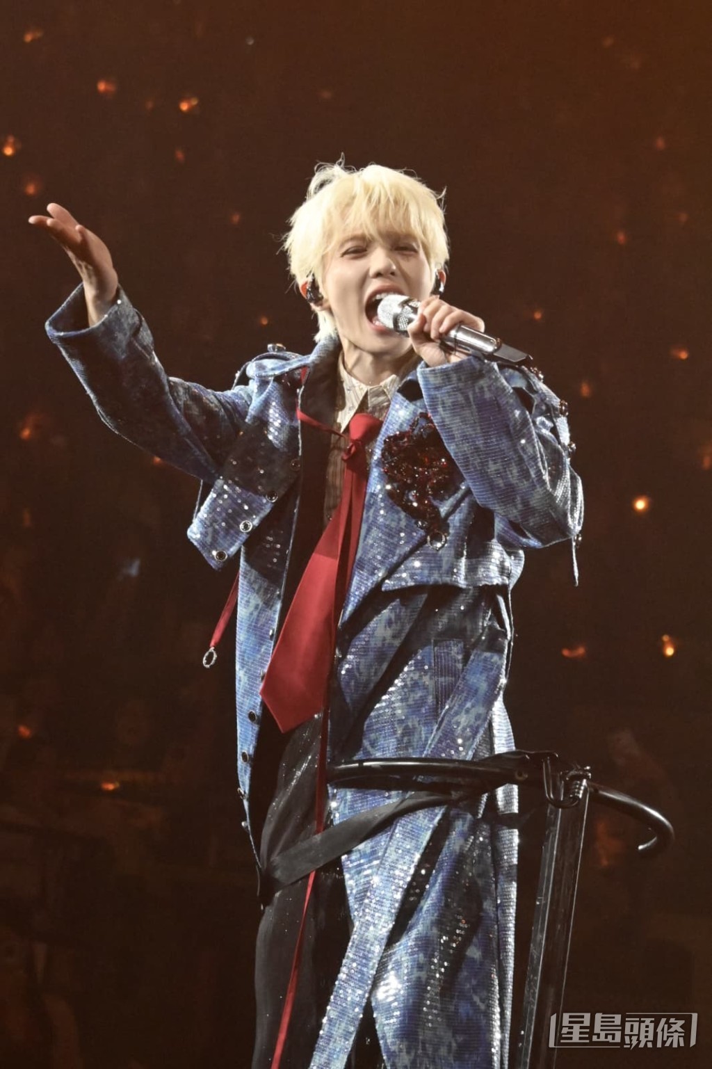 李昊在紅館演出,表現興奮。