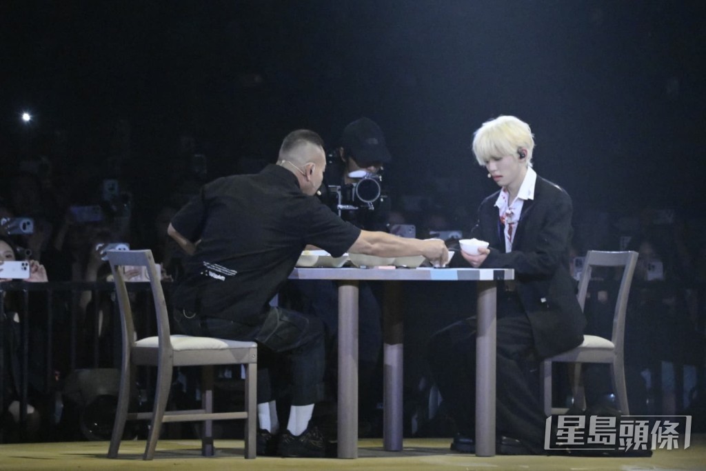 林保怡與李昊在台上演繹父子情。