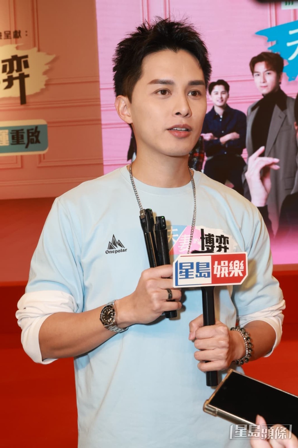何廣沛目前正忙於拍攝劇集《模範律師團》。