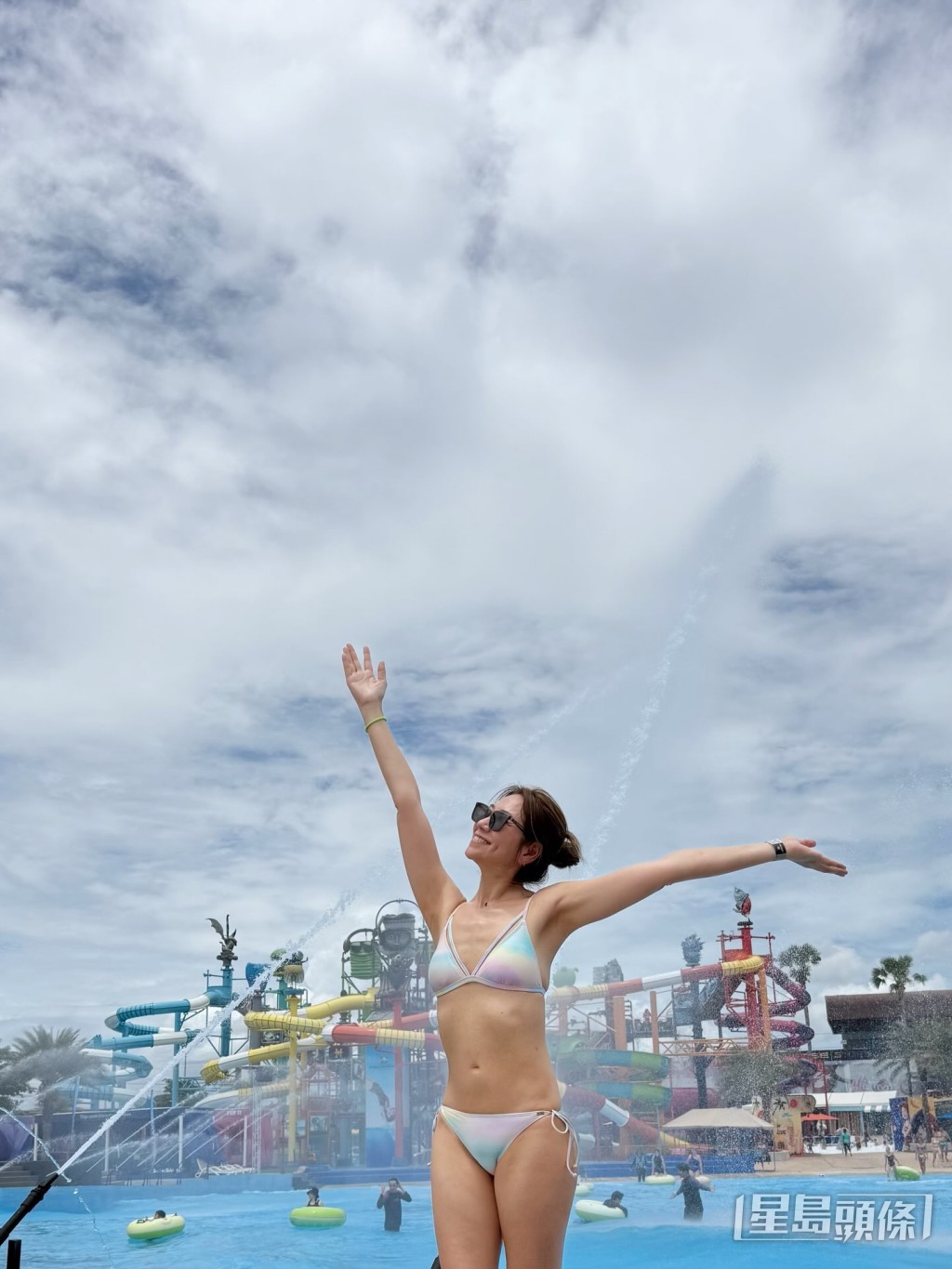 52歲的車婉婉自信穿上比堅尼,享受陽光。