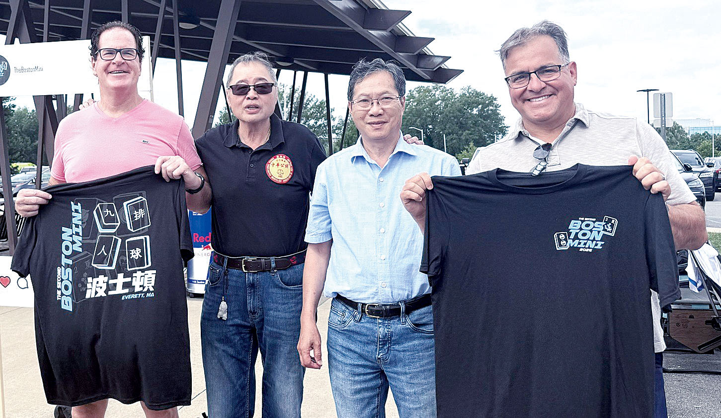 阮鴻燦(左二)、雷國輝(右二)向政要贈送球衣。