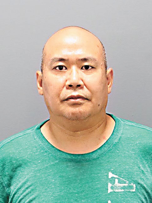 56歲華裔男子何傑森涉嫌闖入長島賽奧塞一處民宅，並持椅襲擊屋內一名57歲男住戶，其後被警方拘捕。納蘇縣警局提供