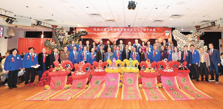 中領館官員及僑界嘉賓、美西華體會主要首長在吉祥醒獅前合影。馬紅兵攝