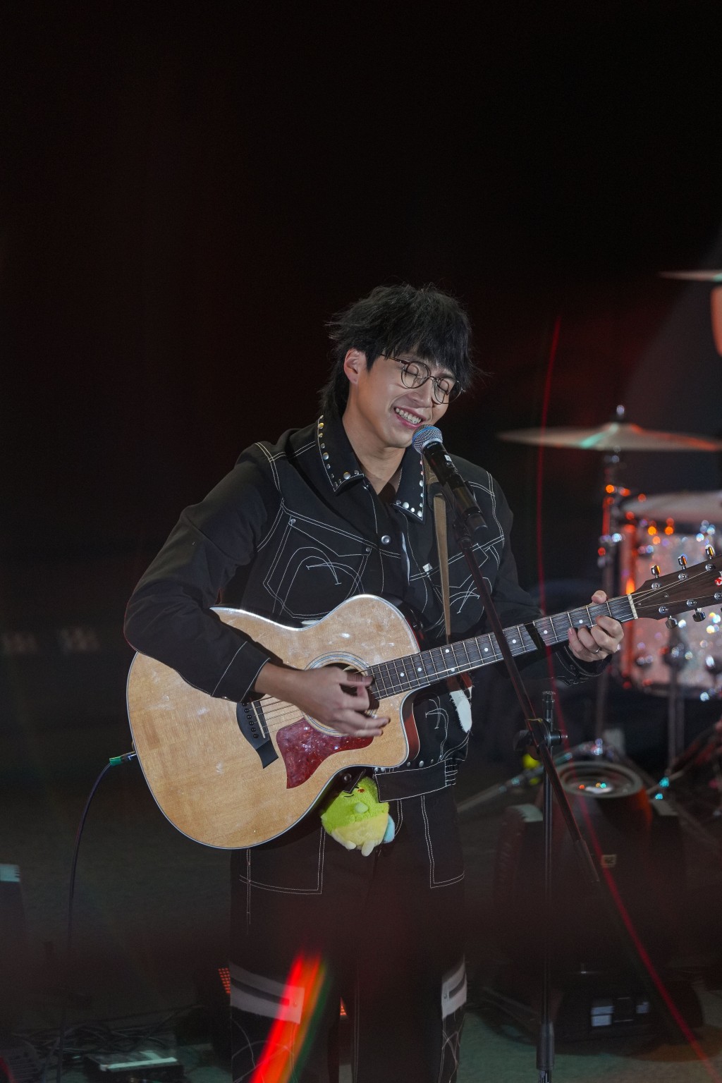 坤哥表演自彈自唱。