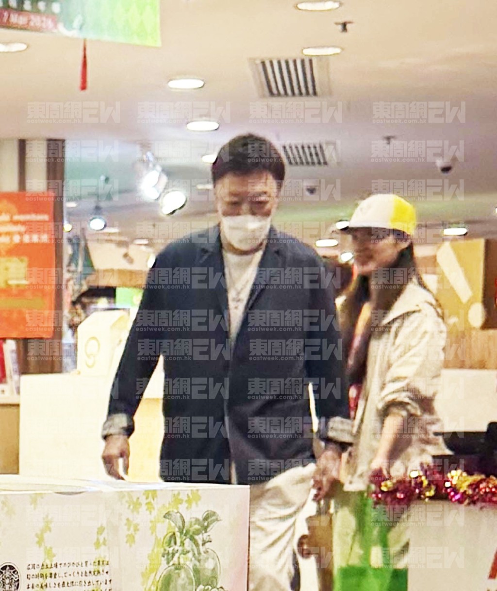 據《東周刊》圖片所見,同行的年輕女性對陳欣健表現親切。