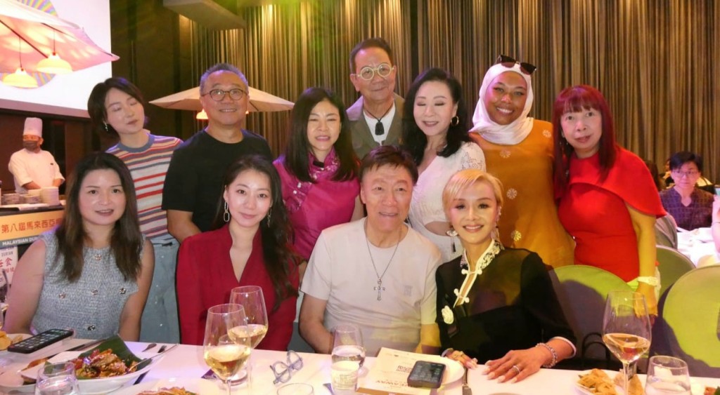 陳欣健形容自己身邊有很多朋友,包括男性與女性。